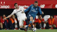 Pemain Real Madrid, Kovacic (kanan) berebut bola dengan pemain Sevilla, Escudero pada laga La Liga Santander di Sanchez Pizjuan stadium, Seville, (9/5/2018). Madrid kalah 2-3 dari Sevilla.  (AP/Miguel Morenatti)
