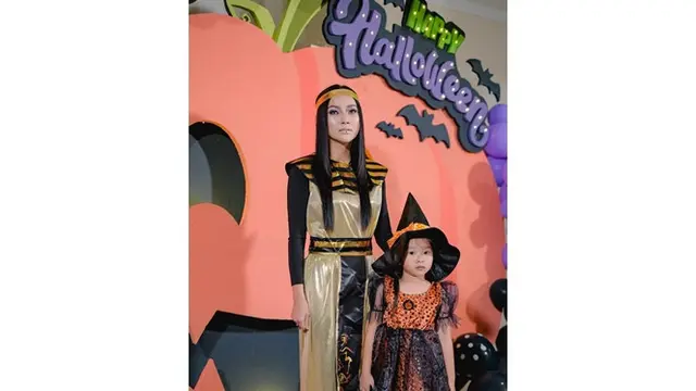 6 Gaya Sarwendah Pakai Kostum Halloween, Bak Ratu Mesir