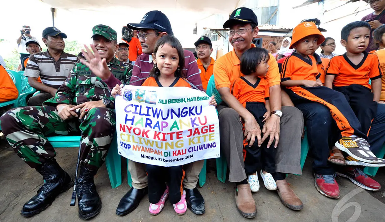 Kedatangan Wagub DKI, Djarot Saiful Hidayat untuk ikut kegiatan bersih-bersih Kali Ciliwung, Jakarta, Minggu (21/12/2014).(Liputan6.com/Miftahul Hayat)