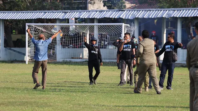 Aksi teror dan intimidasi yang dilakukan oleh sekelompok oknum suporter Karanganyar terhadap skuad PSG Pati