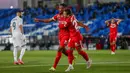 Pemain Sevilla Fernando (kedua kiri) melakukan selebrasi usai mencetak gol ke gawang Real Madrid pada pertandingan La Liga Spanyol di Alfredo di Stefano Stadium, Madrid, Spanyol, Minggu (9/5/2021). (AP Photo/Manu Fernandez)