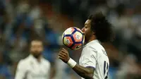 Aksi bek sayap Real Madrid, Marcelo saat melawan Barcelona. (OSCAR DEL POZO / AFP)