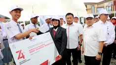 Dirjen Potensi Pertahanan Kemenhan Bondan Tiara Sofyan (tengah) memberikan apresiasi kepada perwakilan siswa Program Siswa Mengenal Nusantara disaksikan Dirut Telkom Indonesia Ririek Adriansyah usai upacara HUT ke-74 RI di Tarakan, Sabtu (17/8/2019). (Liputan6.com/HO/Ady)