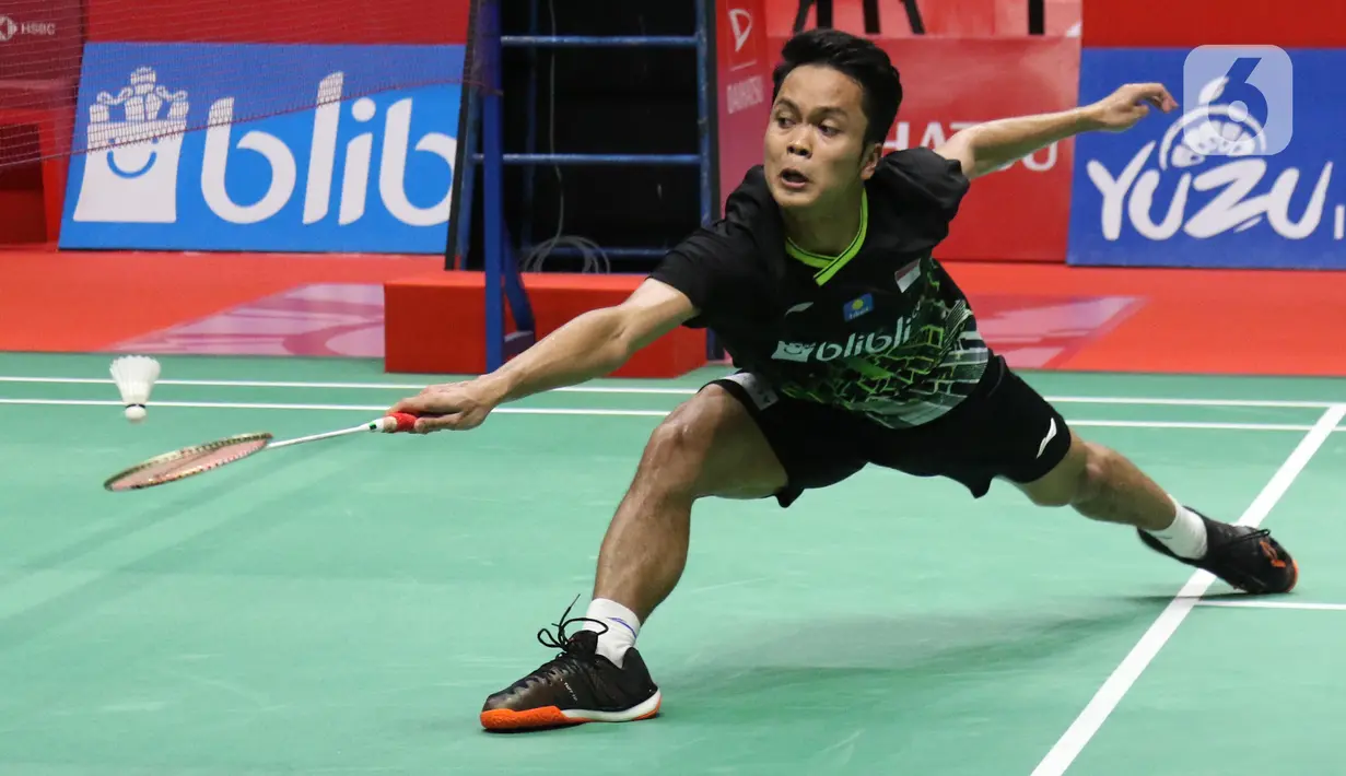 Pebulutangkis Indonesia, Anthony Sinisuka Ginting saat melawan Anders Antonsen (Denmark) pada final tunggal putra Indonesia Masters 2020 di Istora GBK, Jakarta, MInggu (19/1/2020). Anthony Sinisuka Ginting unggul 17-21 21-15 21-9. (Liputan6.com/Helmi Fithriansyah)