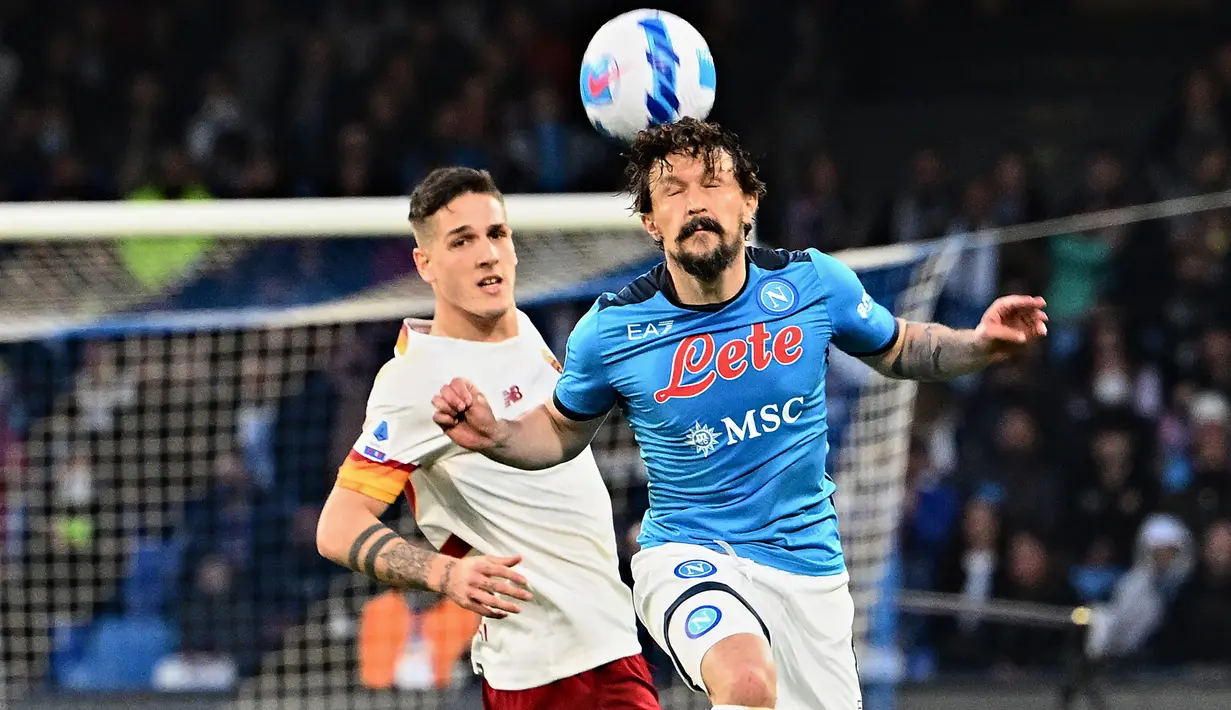 Mario Rui. Bek kiri berusi 31 tahun ini sebenarnya tengah tampil apik bersama Napoli pada musim 2022/2023 ini. Ia mampu mencetak 5 assist di Liga Italia dan sukses membawa Napoli sementara berada di puncak klasemen. Bahkan di Liga Champions pun Napoli sukses mengungguli Liverpool untuk finis sebagai juara grup. Bahkan ia juga masuk skuad Portugal di UEFA Nations League 2022 saat jumpa Spanyol dan Republik Ceska pada September 2022. Tentunya agak mengherankan jika namanya tak termasuk dalam pilihan 26 nama yang lolos ke putaran final Piala Dunia 2022 di Qatar. (AFP/Andreas Solaro)