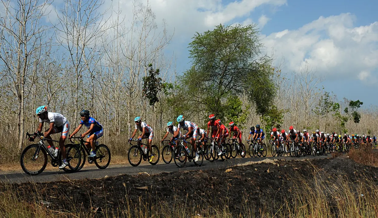 Ratusan pebalap melintasi jalur Tour De Banyuwangi Ijen yang melewati salah satu perkebunan di wilayah Kabupaten Banyuwangi Jawa Timur, (16/10/2014). (Liputan6.com/Helmi Fithriansyah)