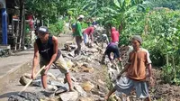 Warga di sebuah desa tengah memperbaiki infrastruktur. (Foto: Istimewa)