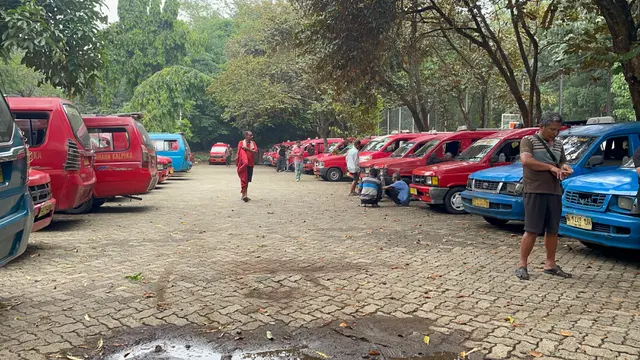 Kala 'Pilot Darat' Pengantar Mahasiswa Aksi Mematahkan Barikade Aparat Saat Aksi di Jakarta
