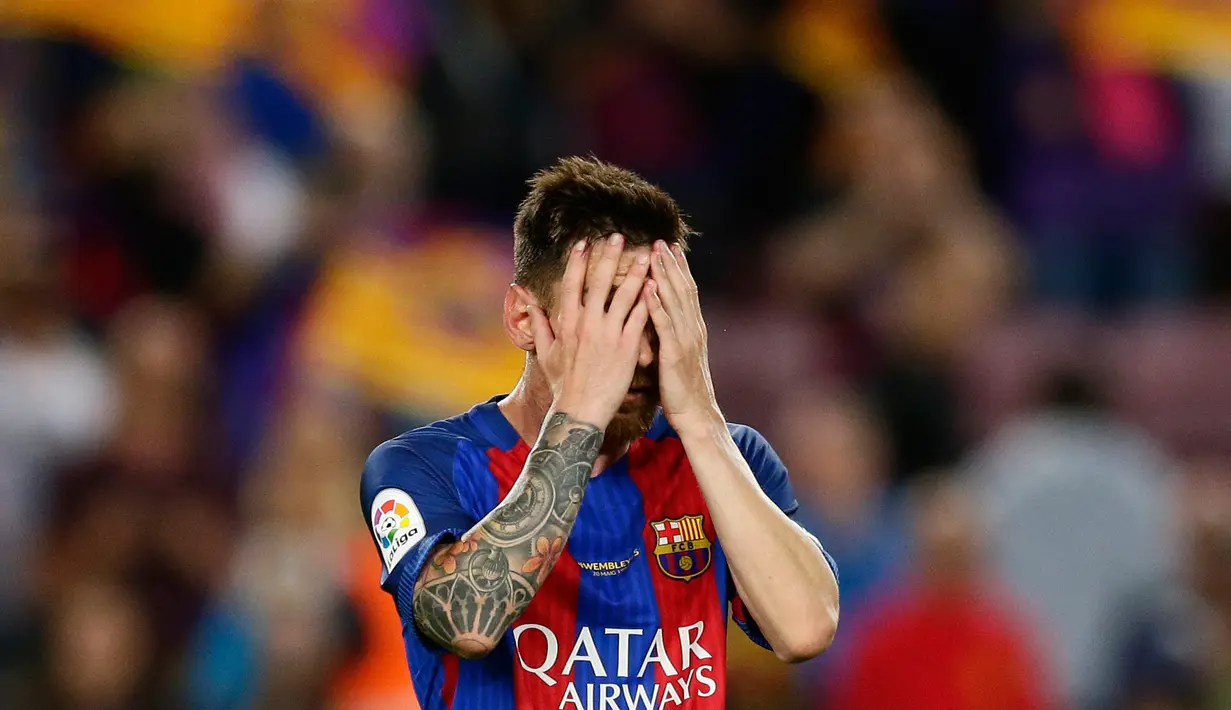 Lionel Messi menutup mukanya usai pertandingan melawan Eibar di stadion Camp Nou, Barcelona, Spanyol,(21/5). Dalam pertandingan ini Messi mencetak dua gol dan mengantar Barcelona menang 4-2 atas Eibar. (AP Photo / Manu Fernandez)