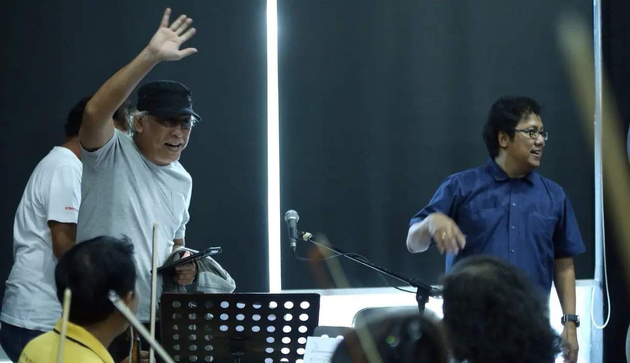 Iwan Fals saat menjalani sesi latihan bersama Erwin Gutawa Orchestra di Erwin Gutawa Studio, Cilandak, Jakarta Selatan, Minggu (21/8/2016). (Galih W. Satria/Bintang.com)