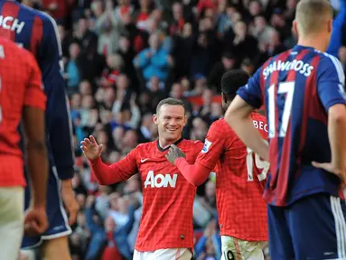Wayne Rooney menjadi pusat perhatian ketika MU berhasil mengalahkan Stoke City dengan skor 4-2 di Old Trafford pada 2012.  Dalam pertandingan tersebut Rooney mencetak dua gol pada menit ke-27 dan ke-65. Rooney juga memberikan asisst kepada Danny Welbeck. (AFP/Andrew Yates)