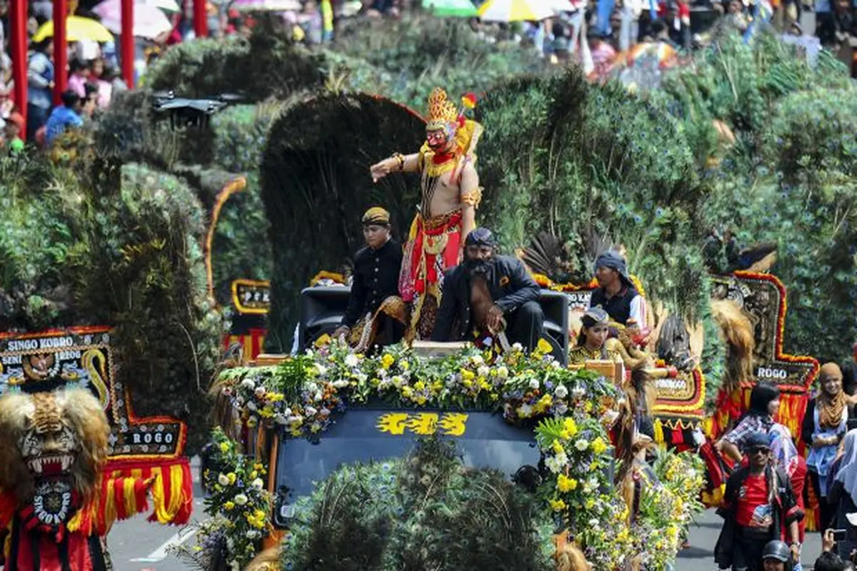 Parade budaya dan bunga (culture parade & flowers), Surabaya, Minggu (7/5/2017). (Dian/Liputan6.com)