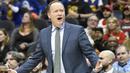 Pelatih Atlanta Hawks, Mike Budenholzer melakukan protes kepada wasit saat timnya melawan Warriors pada laga NBA basketball game  di Philips Arena, Atlanta, (2/3/2018). Warriors menang 114-109. (AP/John Amis)