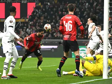 Pemain AC Milan, Ruben Loftus-Cheek, mencetak gol ke gawang Rennes dalam duel leg pertama play-off fase gugur Liga Europa 2023/2024 di Stadion San Siro, Jumat (16/2/2024). AC Milan menang tiga gol tanpa balas. (AFP/Gabriel Bouys)