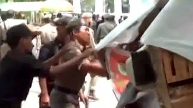 Petugas Gabungan Gelar Razia PKL di Monas