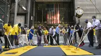 Wali Kota New York Gotong Royong Bersama Warga Lukis Mural Black Lives Matter