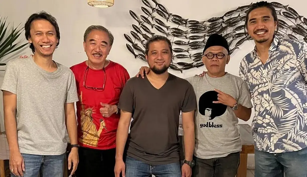 Potret masa kininya pun ikut dibagikan. Baik dulu maupun kini, penampilan Jan Djuhana dan para personel SO7 tampak tidak berubah. Mereka sama-sama tetap awet muda. Selain ucapan selamat, Jan juga mendoakan grup yang sekarang beranggotakan tiga orang itu agar selalu solid. (Liputan6.com/IG/@jan.djuhana)