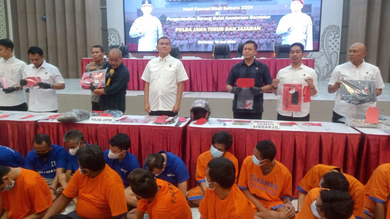 Polda Jatim mengungkap 1.380 kasus dan menangkap 1.120 orang tersangka pada Operasi Sikat Semeru 2024, pada 3-14 Juni 2024. (Dian Kurniawan/Liputan6.com)