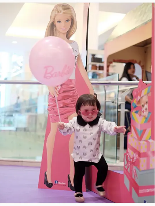 Tingkah Gempi di arena bermain  terlihat lucu mengenakan kaca mata. (Instagram/@gisel_la)