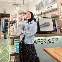 Gaya hijab kasual Wanda Hamidah (Instagram @wanda_hamidah)