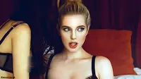 Muncul Foto Seksi Lingerie Helen Flanagan dengan Perempuan Misterius