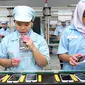 Teknisi sedang melakukan tes audio pada smartphone Xiaomi di pabrik PT. Sat Nusapersada, Batam, Senin (4/11). Xiaomi resmi diproduksi di Indonesia pada Februari 2017. (Liputan6.com/Fery Pradolo)