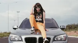 Sebagai dancer, gadis 19 tahun ini kerap tampil sporty. Penampilannya dengan celana bewarna terang yang dipadukan dengan kaos tanpa lengan membuat ia terlihat stylish. Tak lupa, kacamata ikonik dengan frame besar, penampilan Fay pun semakin trendi. (Liputan6.com/IG/@faynabilalxndr)