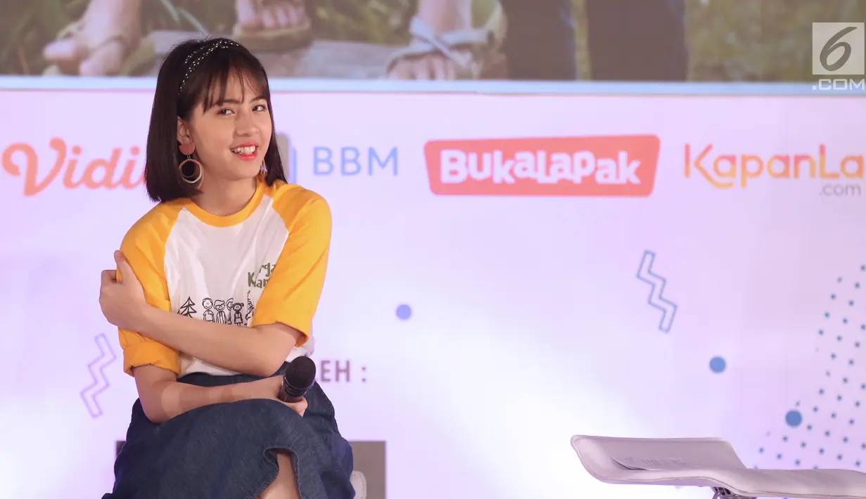 Salah satu pemeran film Keluarga Cemara, Zara JKT48 saat bertemu peserta EGTC 2018 di Graha Sanusi Hardjadinata, Universitas Padjajdaran, Bandung, Rabu (5/12). Mereka bercerita seputar proses pembuatan film tersebut. (Liputan6.com/Helmi Fithriansyah)