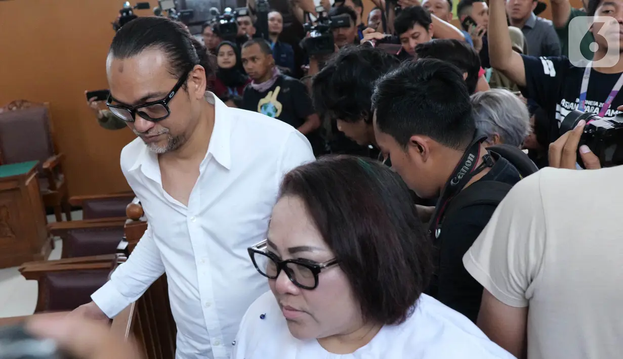 Pelawak Tri Retno Prayudati alias Nunung dan suaminya, July Jan Sambiranakan usai menjalani sidang perdana kasus kepemilikan Narkoba jenis sabu di Pengadilan Negeri Jakarta Selatan, Rabu (2/10/2019). Sidang tersebut dilanjutkan pada Rabu (9/10/2019) dengan agenda keterangan saksi. (Liputan6.com/Herm