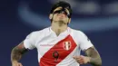 Pemain Peru, Gianluca Lapadula, meluapkan kekecewaan usai negaranya ditundukkan Brasil pada laga semifinal Copa America 2021 di Stadion Nilton Santos, Barsil, Senin (5/7/2021). (Foto: AP/Silvia Izquierdo)