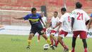 Aksi para pemain legenda Padang Allstars melawan Indonesia Allstars pada pembukaan turnamen Irman Gusman Cup 2016 U-17 dan U-19 di Stadion Agus Salim, Padang, Minggu (13/3/2016). (Bola.com/Nicklas Hanoatubun)