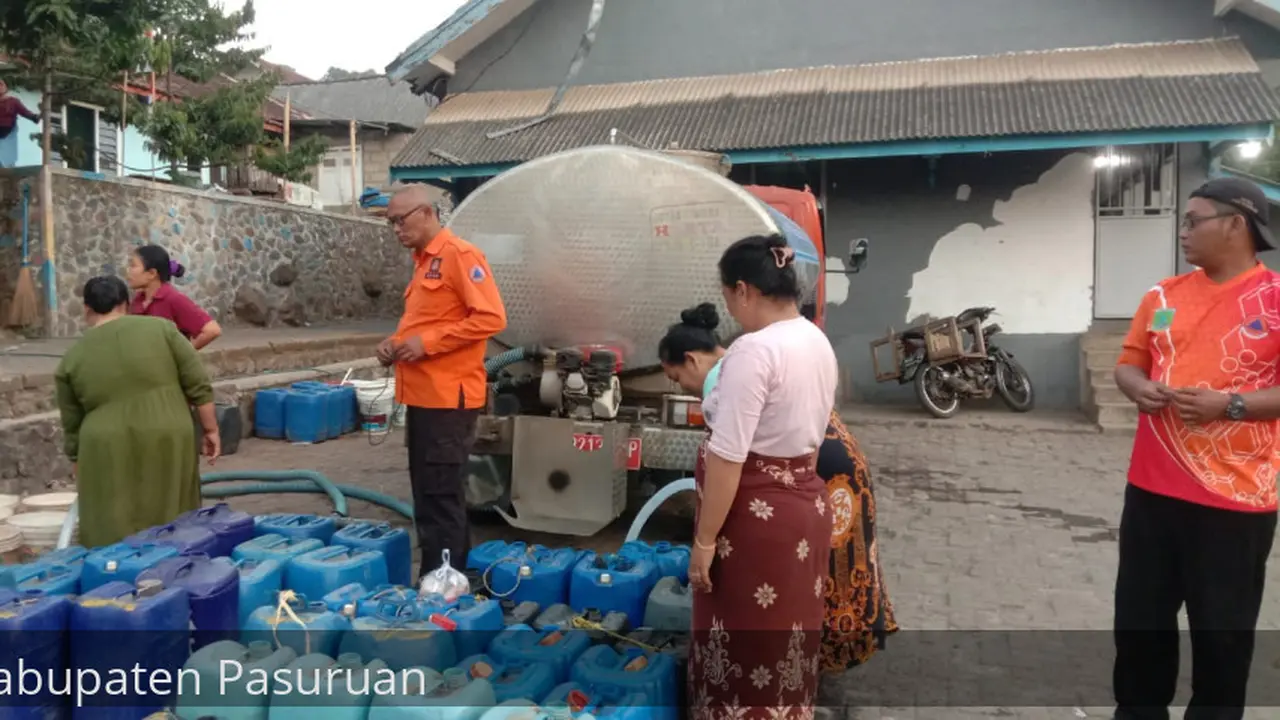 Petugas BPBD menyalurkan air bersih untuk warga kekeringan di Pasuruan. (Kominfo Pasuruan)