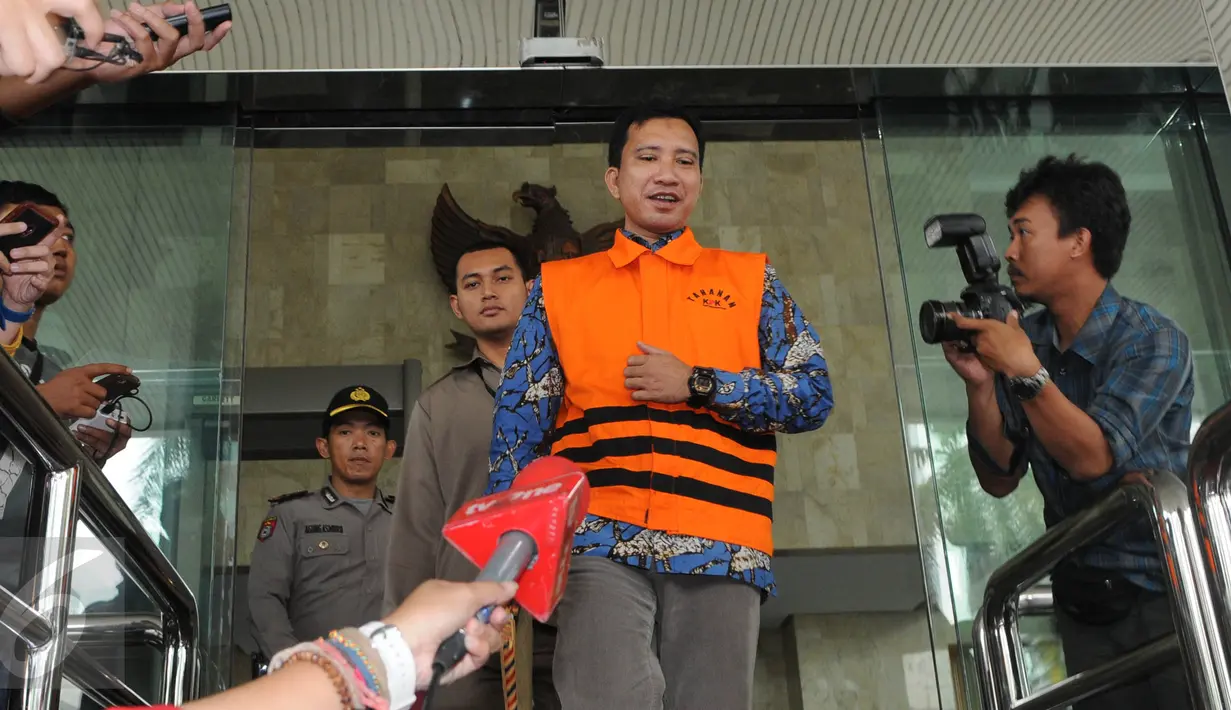 Anggota DPRD Musi Banyuasin dari F-PAN Ujang M Amin usai menjalani pemeriksaan KPK, Jakarta, Selasa (14/6). Berkas tersangka suap persetujuan LKPJ 2014 dan pengesahan APBD Muba tahun 2015 itu sudah lengkap dan siap disidangkan. (Liputan6.com/Helmi Afandi)