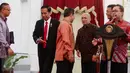 Presiden Jokowi (kedua kiri) saat mempersilahkan Ketum PAN Zulkifli Hasan (kanan) memberi keterangan di Istana Negara, Jakarta, Rabu (2/9/2015). PAN menyatakan resmi bergabung dengan koalisi partai pendukung pemerintah. (Liputan6.com/Faizal Fanani)