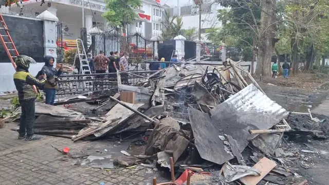 Dampak aksi massa di kawasan Jalan Diponegoro, Kota Bandung, Jumat (29/8/2025).