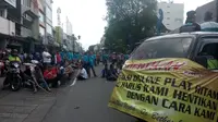 Sempat terjadi ketegangan saat ratusan sopir taksi berdemo di Jalan Malioboro gara-gara ojek online melintas. (Liputan6.com/Yanuar H)