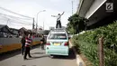Seorang sopir angkot berorasi dengan menaiki kendaraannya saat unjuk rasa di Jalan Jatibaru, Tanah Abang, Jakarta, Senin (29/1). Para pengunjuk rasa adalah para sopir angkot trayek M08, M10, YP03, M09, M11, dan M9A. (Liputan6.com/Arya Manggala)