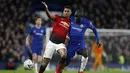 Duel antara Ngolo Kante dan Marcus Rashford pada babak kelima FA Cup yang berlangsung di stadion Stamford Bridge, London, Selasa (19/2). Man United menang 2-0 atas Chelsea. (AFP/Adrian Dennis)