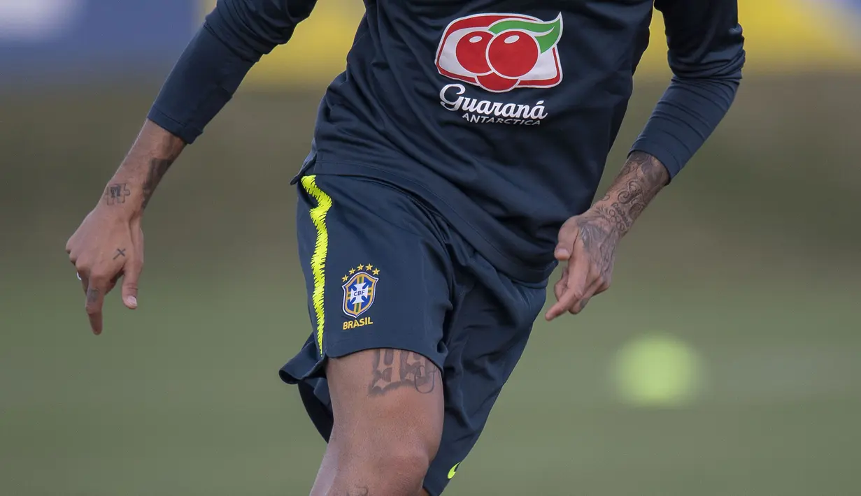Striker Brasil, Neymar, menggiring bola saat latihan di Granja Comary, Rio de Janeiro, Selasa (22/5/2018). Latihan ini merupakan persiapan jelang Piala Dunia 2018. (AFP/Mauro Pimentel)