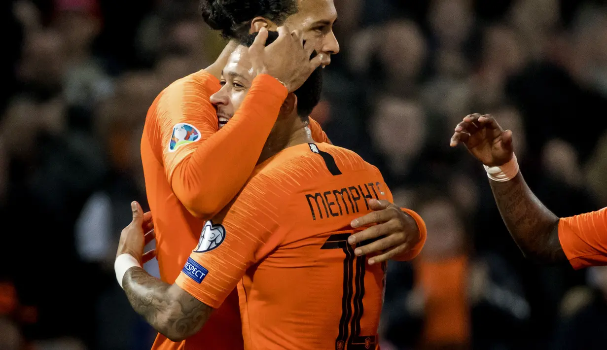 Selebrasi pemain Belanda lewat gol perdana Depay pada laga pembuka Grup C Kualifikasi Piala Eropa 2020 yang berlangsung di Stadion Faijenoord, Rotterdam, Jumat (22/2). Belanda menang 4-0 atas Belarusia. (AFP/Koen Van Weel)