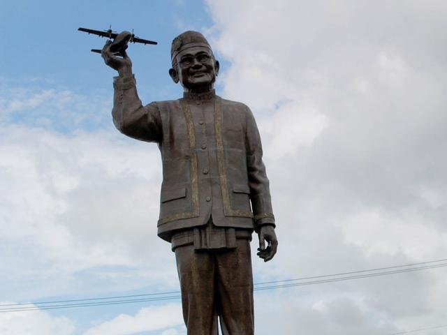 Patung Bj Habibie Senilai 1 7 Miliar Berdiri Megah Di Jalan Trans Sulawesi Regional Liputan6 Com Check 'patung' translations into english. patung bj habibie senilai 1 7 miliar