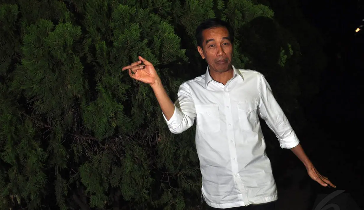 Jokowi yang mengenakan kemeja putih dengan celana hitam itu tampak terburu-buru berjalan menuju ke Rumah Transisi, Jakarta, (28/9/14). (Liputan6.com/Miftahul Hayat) 