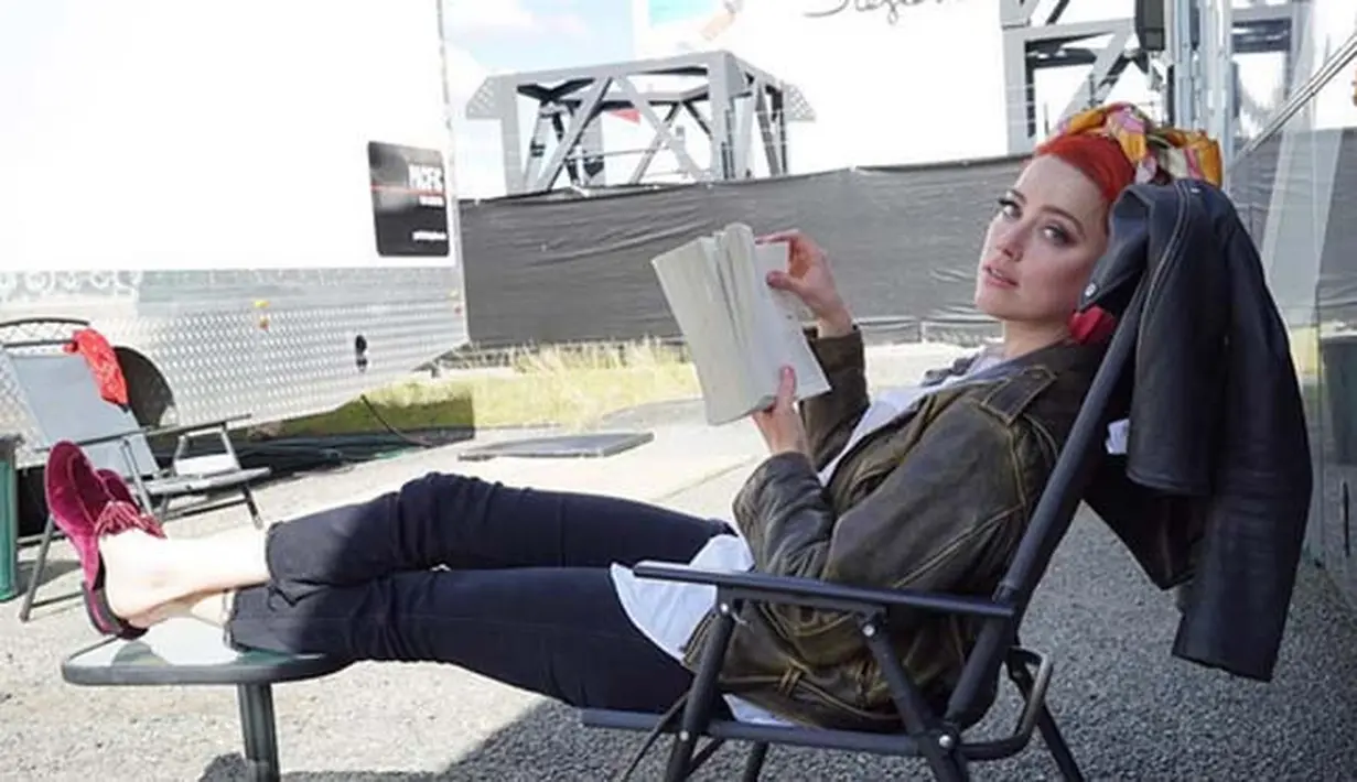 Amber Heard kembali membuat publik heboh beberapa hari lalu dengan kedatangannya ke Bali untuk liburan. Namun bukan hanya itu yang membuat publik terutama warga net heboh, melainkan soal unggahannya. (Instagram/amberheard)