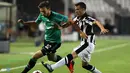 Marco Hoger berhadapan dengan  Ergys Kace pada Putar Liga Champions kedua pertandingan sepak bola di Stadion Toumpa di Thessaloniki (27/08/2013).(AFP/Sakis Mitrolidis).