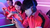 Ilustrasi bermain Mobile Legends: Bang-Bang. (Shutterstock/aslysun)
