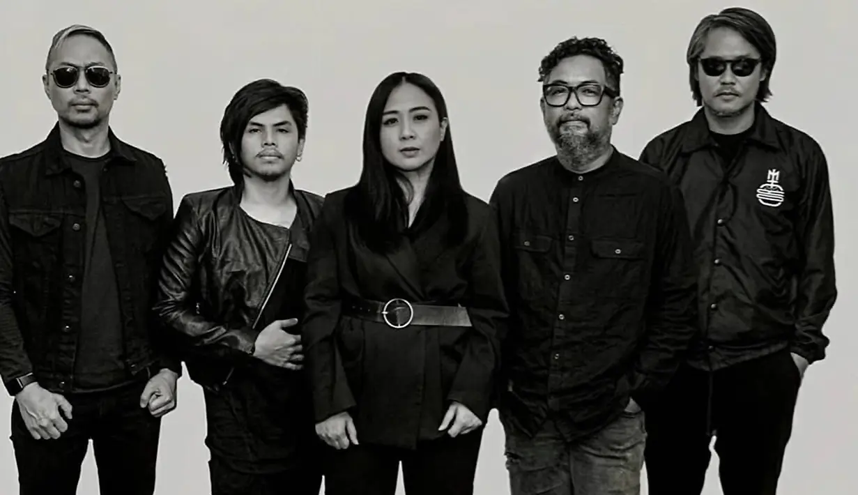 Vokalis wanita merupakan salah satu ciri khas dari Cokelat Band sejak kemunculannya. Kini vokalis sementara saat Aiu Ratna hamil anak kembar pun digantikan oleh penyanyi solo Astrid Sartiasari. Kemungkinan agar tidak mengubah ciri khas dari Cokelat Band sebelumnya. (Liputan6.com/IG/cokelat_band)