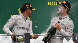 Nico Rosberg saat ini memimpin 12 poin atas Lewis Hamilton dalam persaingan gelar juara dunia F1 2016. Rosberg tentu lebih difavoritkan untuk juara. (AFP/Nelson Almeida)