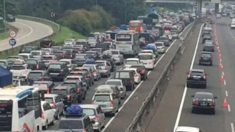 Contra Flow di Tol Cikampek. ©2016 Merdeka.com/Bram Salam