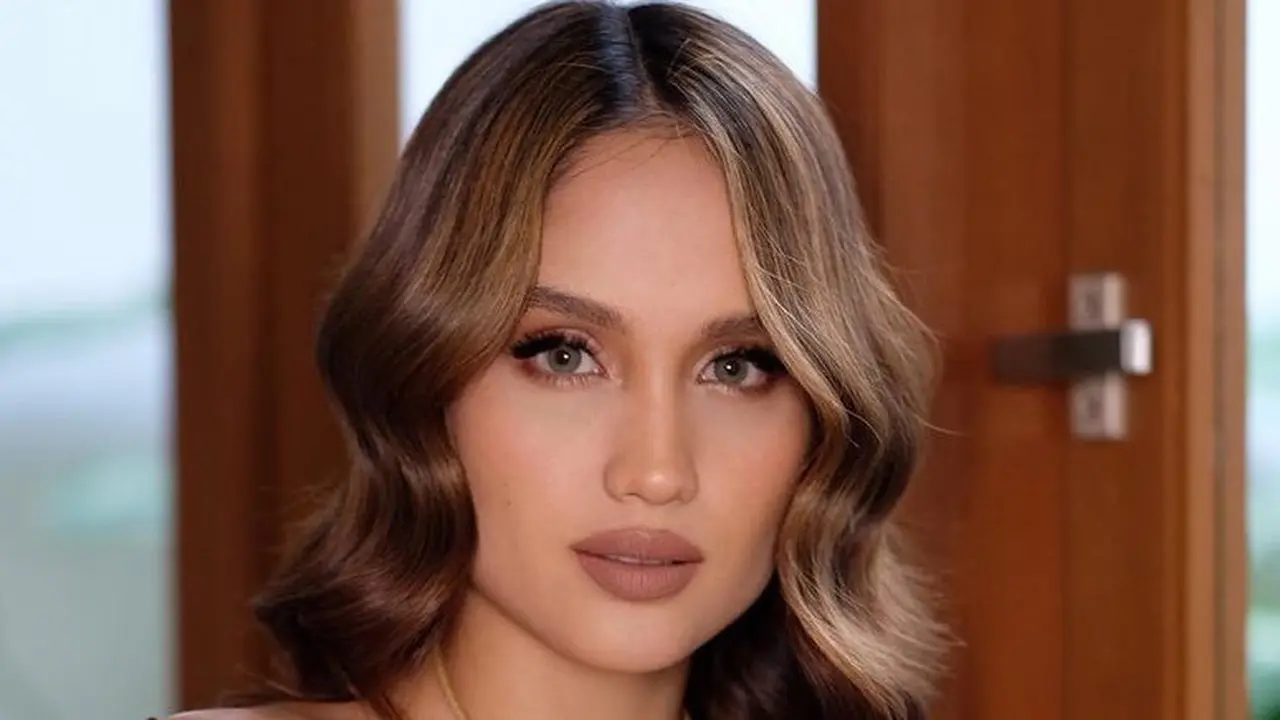 Gaya Cinta Laura Memadukan Busana Tradisional dengan Fashion Modern