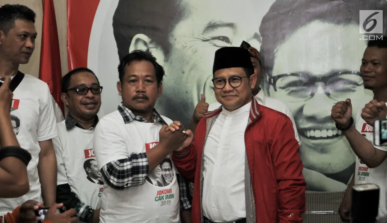 Ketua Umum PKB Muhaimin Iskandar berjabat tangan dengan pimpinan Relawan JOIN usai deklarasi di Jakarta, Selasa (10/4). (Merdeka.com/Iqbal S Nugroho)